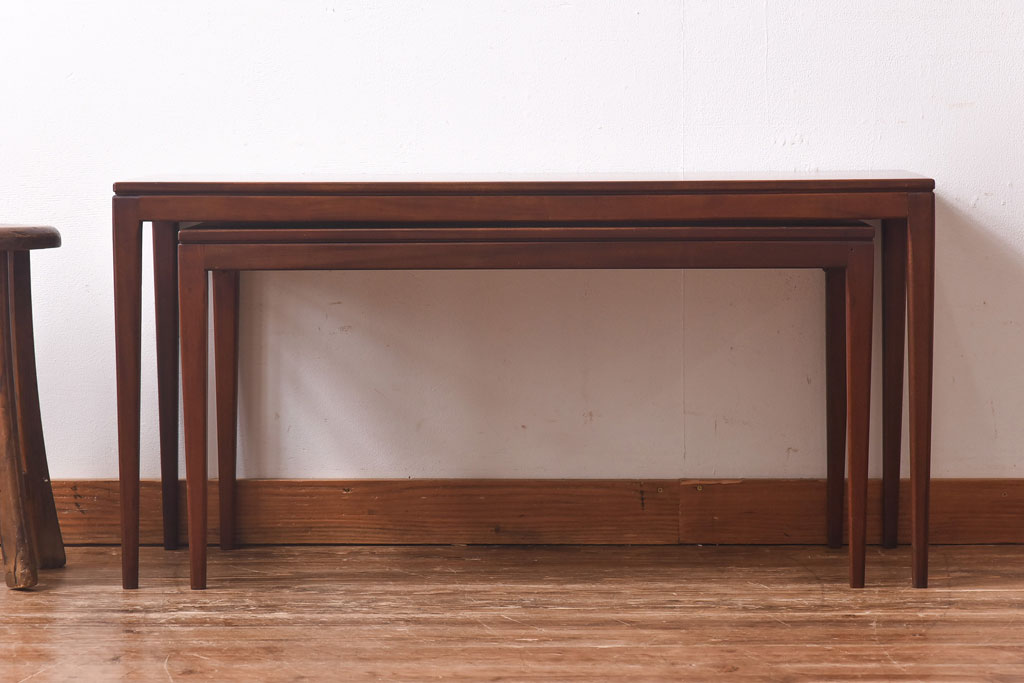北欧家具　ビンテージ　チーク材　横長タイプが珍しいネストテーブル(サイドテーブル、コンソールテーブル)