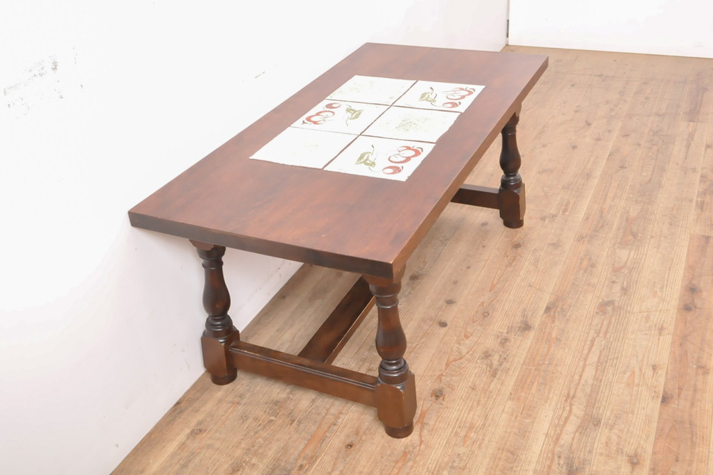 中古　特注品　松本民芸家具　さくらんぼの絵柄がかわいらしいタイルトップテーブル(作業台、センターテーブル、リビングテーブル)(R-054395)