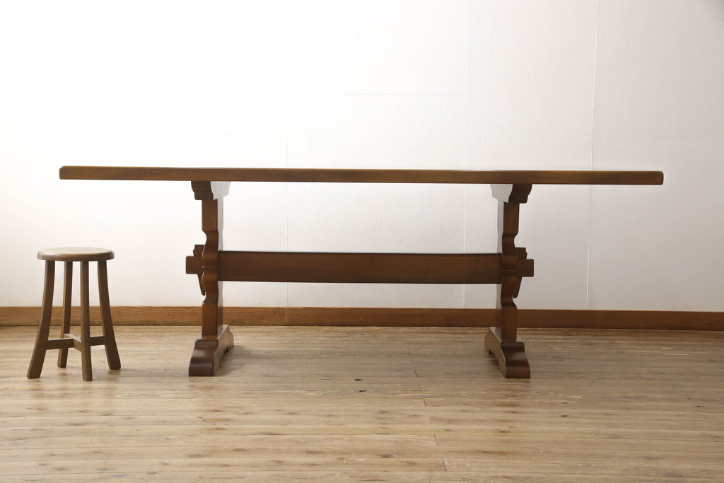 中古　美品　バロッサバレンティ(VARO,S.A. VALENTI)　しっかりとした脚のつくりが魅力的なダイニングテーブル(4人掛け、6人掛け)(定価約105万円)(R-057819)