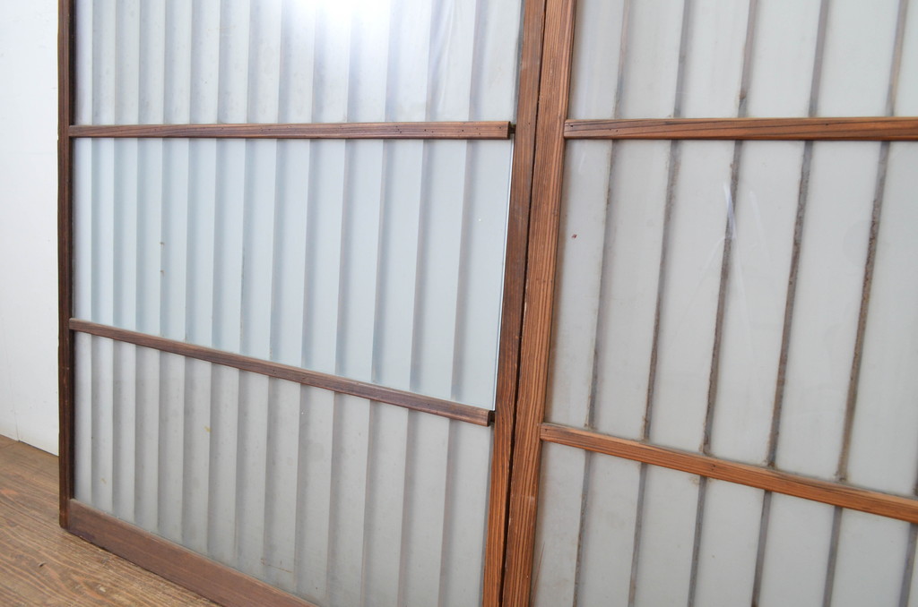 アンティーク建具　レトロな空間演出におすすめ!格子入りのガラス窓2枚セット(引き戸、ガラス戸)(R-064558)