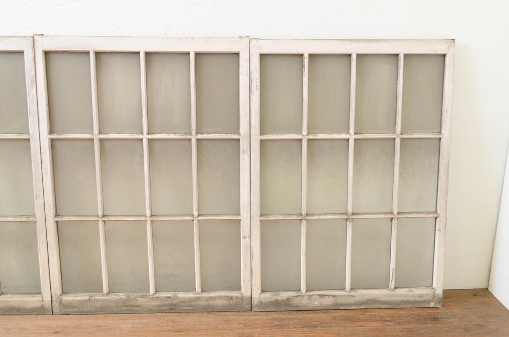 アンティーク建具　ペイント仕上げ限定　レトロな空間作りにおすすめなマス目(升目)格子のペイントガラス窓4枚セット(引き戸、ガラス戸)(R-071231)