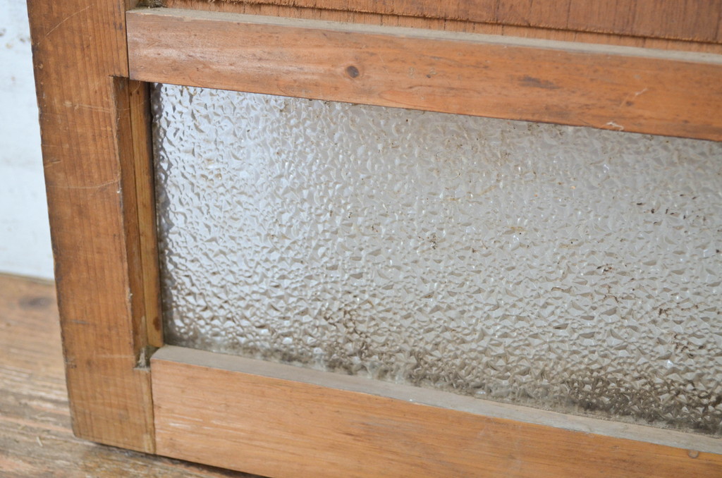 アンティーク建具　古い欅(ケヤキ)材の鏡板が趣を醸し出している小さな窓2枚セット(ガラス戸、引き戸)(R-064561)
