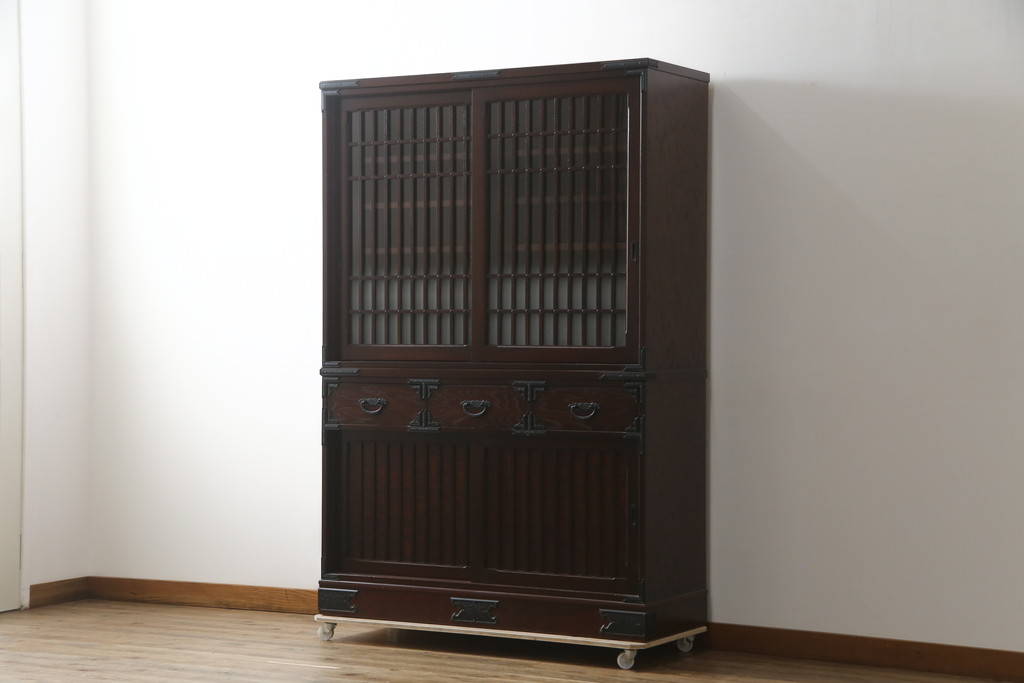 中古　美品　国産　シックな佇まいが魅力的なアンティーク調の水屋箪笥(食器棚、キャビネット、茶箪笥、収納棚、戸棚)(R-078581)
