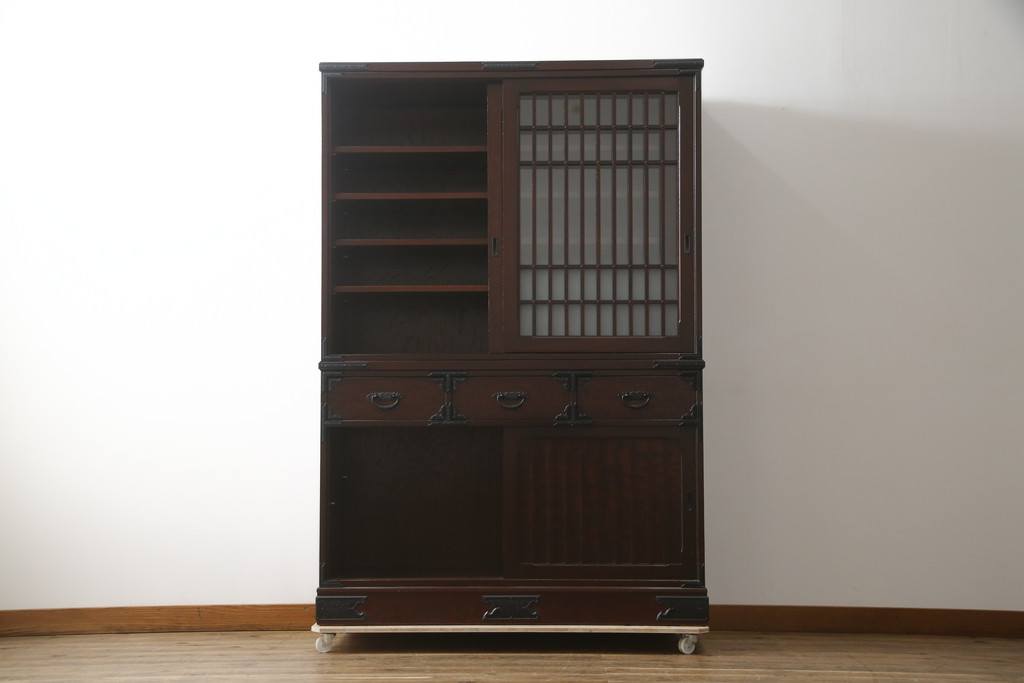 中古　美品　国産　シックな佇まいが魅力的なアンティーク調の水屋箪笥(食器棚、キャビネット、茶箪笥、収納棚、戸棚)(R-078581)