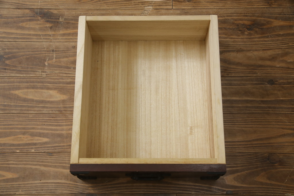 中古　美品　国産　シックな佇まいが魅力的なアンティーク調の水屋箪笥(食器棚、キャビネット、茶箪笥、収納棚、戸棚)(R-078581)