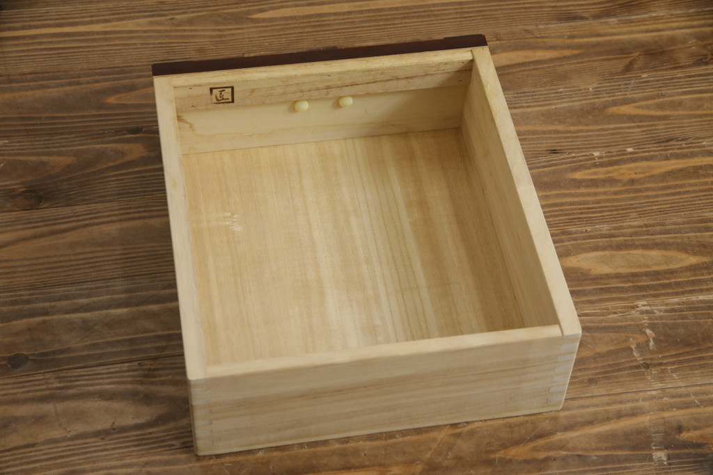 中古　美品　国産　シックな佇まいが魅力的なアンティーク調の水屋箪笥(食器棚、キャビネット、茶箪笥、収納棚、戸棚)(R-078581)
