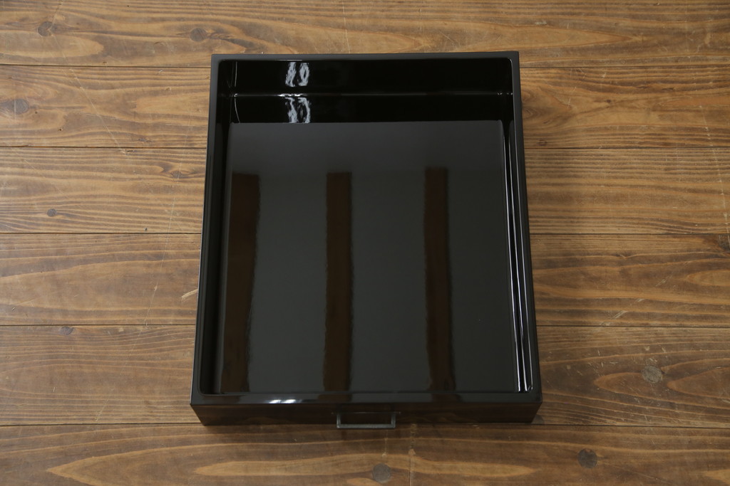 中古　美品　伝統工芸家具　輪島塗り　蝋色塗り　浜高悦朗作　漆の深く美しい黒色に繊細な山水蒔絵が映える飾り棚(茶棚、収納棚、違い棚)(R-052238)