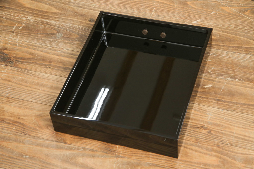 中古　美品　伝統工芸家具　輪島塗り　蝋色塗り　浜高悦朗作　漆の深く美しい黒色に繊細な山水蒔絵が映える飾り棚(茶棚、収納棚、違い棚)(R-052238)