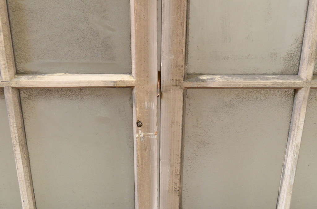 アンティーク建具　ペイント仕上げ限定　レトロな空間作りにおすすめなマス目(升目)格子のペイントガラス窓4枚セット(引き戸、ガラス戸)(R-071232)