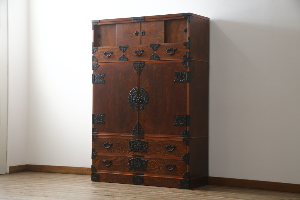 中古　美品　岩谷堂箪笥(菊幸)　欅(ケヤキ)材　漆塗り　存在感のある金具と迫力のある杢目が目を惹く整理箪笥(チェスト、衣装タンス、引き出し、着物箪笥、和たんす)(R-064906)