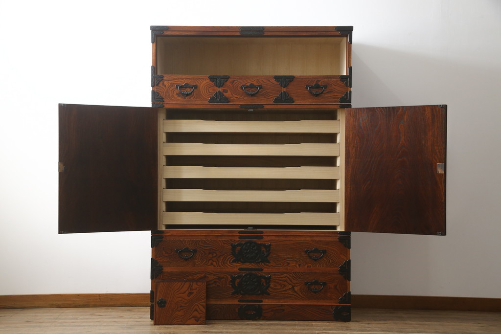 中古　美品　岩谷堂箪笥(菊幸)　欅(ケヤキ)材　漆塗り　存在感のある金具と迫力のある杢目が目を惹く整理箪笥(チェスト、衣装タンス、引き出し、着物箪笥、和たんす)(R-064906)