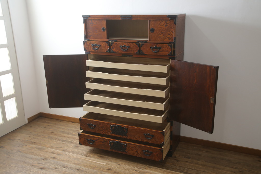 中古　美品　岩谷堂箪笥(菊幸)　欅(ケヤキ)材　漆塗り　存在感のある金具と迫力のある杢目が目を惹く整理箪笥(チェスト、衣装タンス、引き出し、着物箪笥、和たんす)(R-064906)