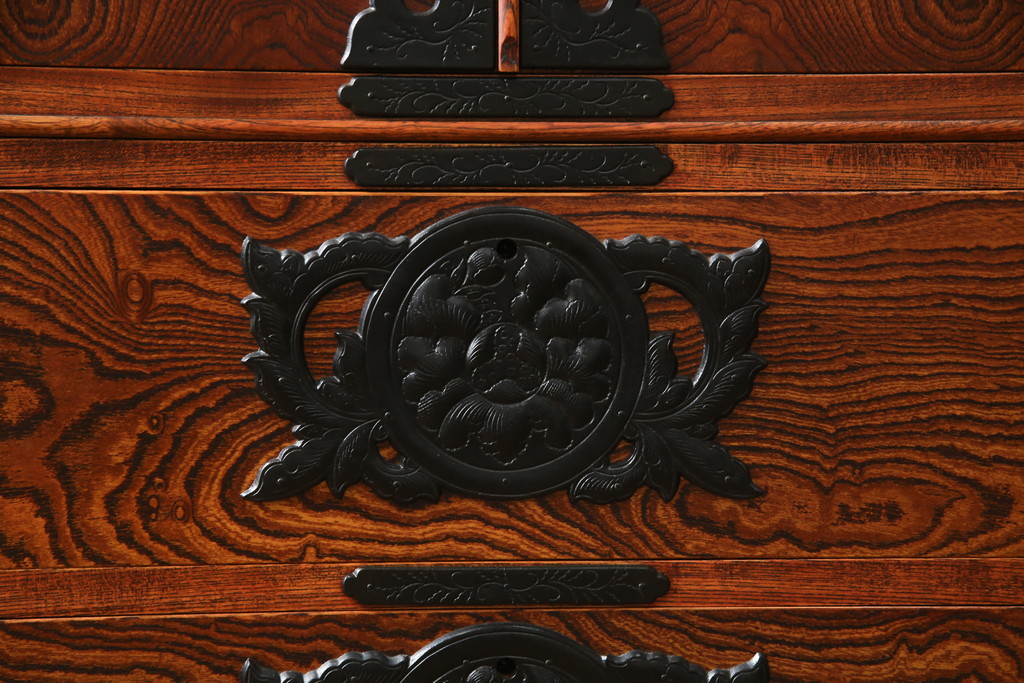 中古　美品　岩谷堂箪笥(菊幸)　欅(ケヤキ)材　漆塗り　存在感のある金具と迫力のある杢目が目を惹く整理箪笥(チェスト、衣装タンス、引き出し、着物箪笥、和たんす)(R-064906)