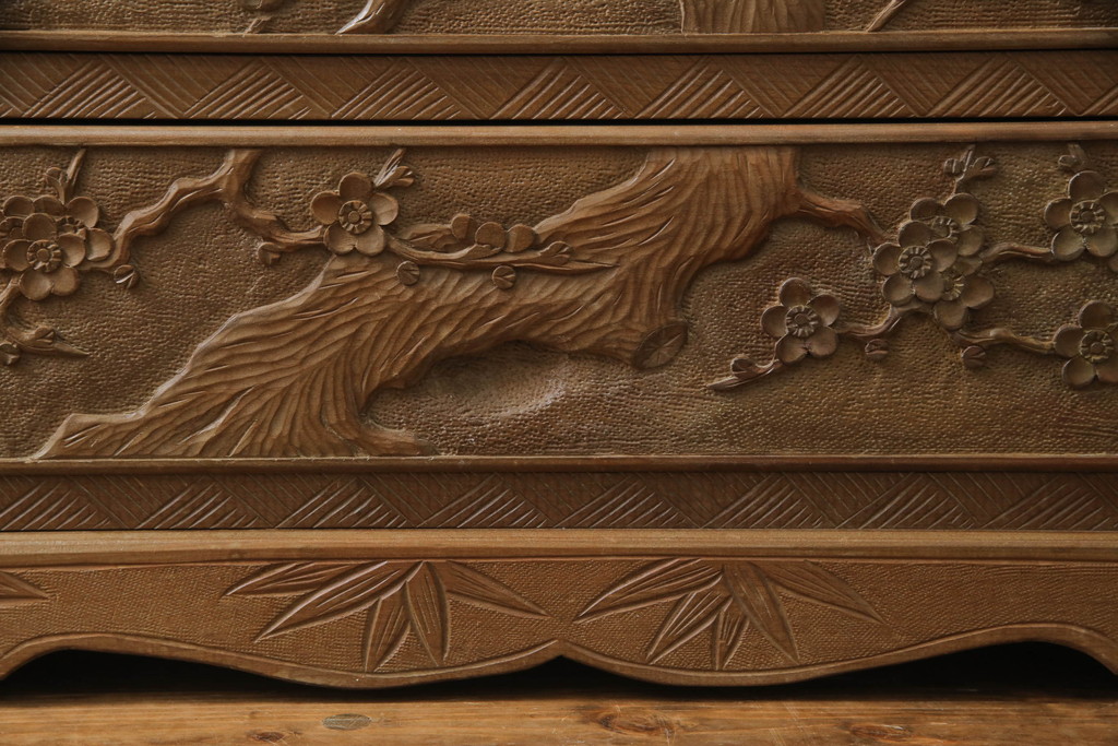 中古　大胆に施された彫刻が目を惹く日光彫りのチェスト(サイドチェスト、小箪笥、和タンス、引き出し、衣装箪笥、収納箪笥)(R-061772)