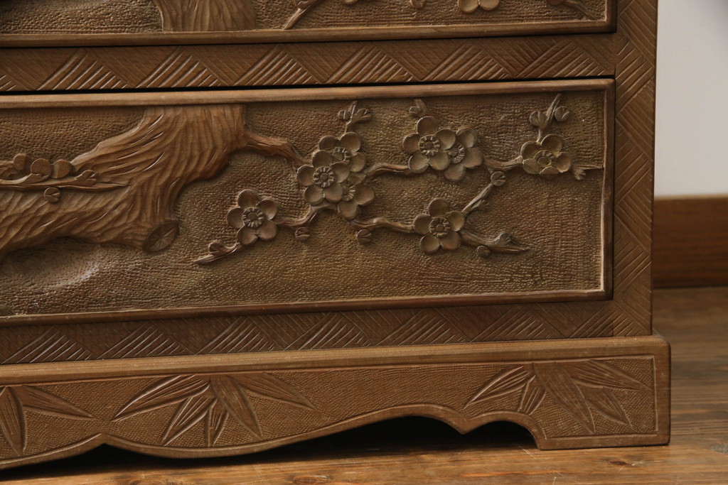 中古　大胆に施された彫刻が目を惹く日光彫りのチェスト(サイドチェスト、小箪笥、和タンス、引き出し、衣装箪笥、収納箪笥)(R-061772)