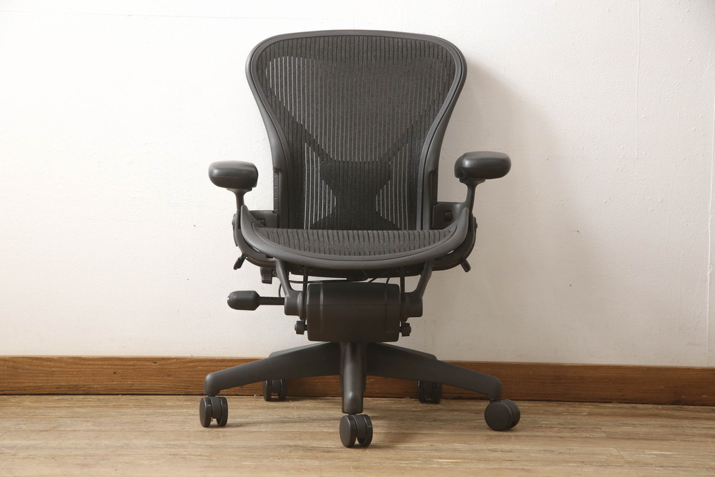 中古　美品　Hermanmiller(ハーマンミラー社)　Aサイズ　座り心地を追求したアーロンチェア(ポスチャーフィット、オフィスチェア、アームチェア、ワークチェア)(R-064011)