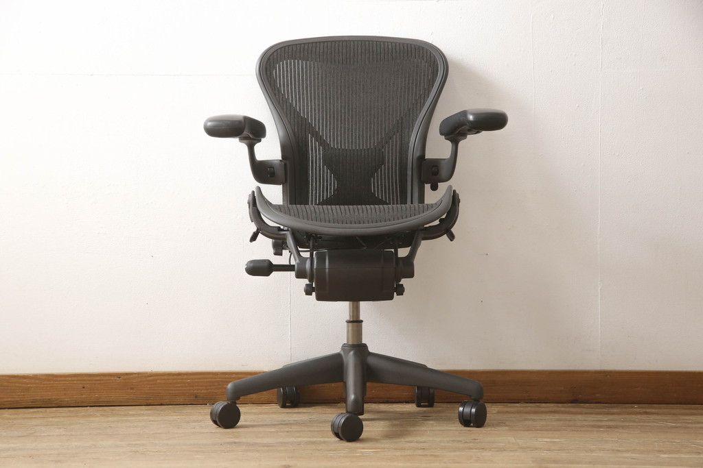 中古　美品　Hermanmiller(ハーマンミラー社)　Aサイズ　座り心地を追求したアーロンチェア(ポスチャーフィット、オフィスチェア、アームチェア、ワークチェア)(R-064011)