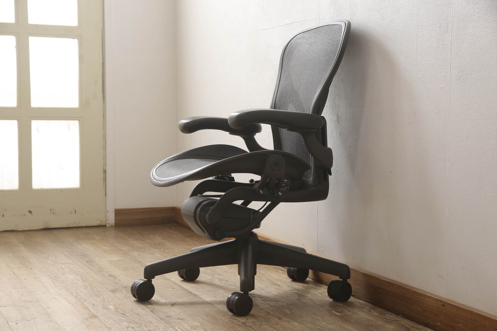 中古　美品　Hermanmiller(ハーマンミラー社)　Aサイズ　座り心地を追求したアーロンチェア(ポスチャーフィット、オフィスチェア、アームチェア、ワークチェア)(R-064011)