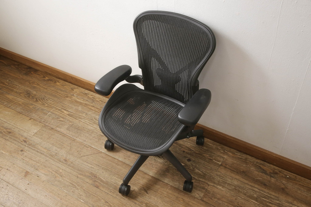 中古　美品　Hermanmiller(ハーマンミラー社)　Aサイズ　座り心地を追求したアーロンチェア(ポスチャーフィット、オフィスチェア、アームチェア、ワークチェア)(R-064011)
