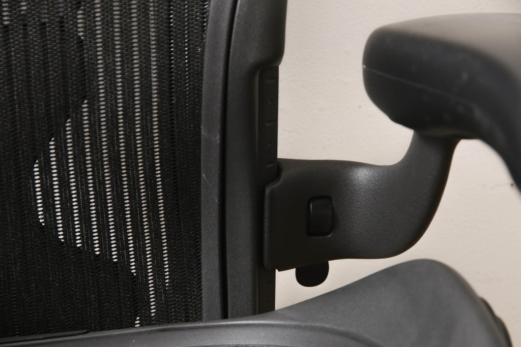 中古　美品　Hermanmiller(ハーマンミラー社)　Aサイズ　座り心地を追求したアーロンチェア(ポスチャーフィット、オフィスチェア、アームチェア、ワークチェア)(R-064011)