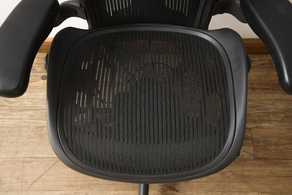 中古　美品　Hermanmiller(ハーマンミラー社)　Aサイズ　座り心地を追求したアーロンチェア(ポスチャーフィット、オフィスチェア、アームチェア、ワークチェア)(R-064011)