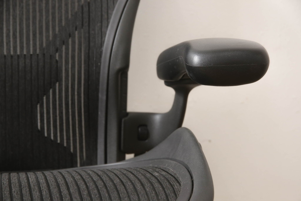 中古　美品　Hermanmiller(ハーマンミラー社)　Aサイズ　座り心地を追求したアーロンチェア(ポスチャーフィット、オフィスチェア、アームチェア、ワークチェア)(R-064011)