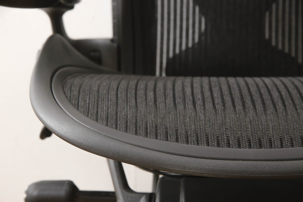 中古　美品　Hermanmiller(ハーマンミラー社)　Aサイズ　座り心地を追求したアーロンチェア(ポスチャーフィット、オフィスチェア、アームチェア、ワークチェア)(R-064011)