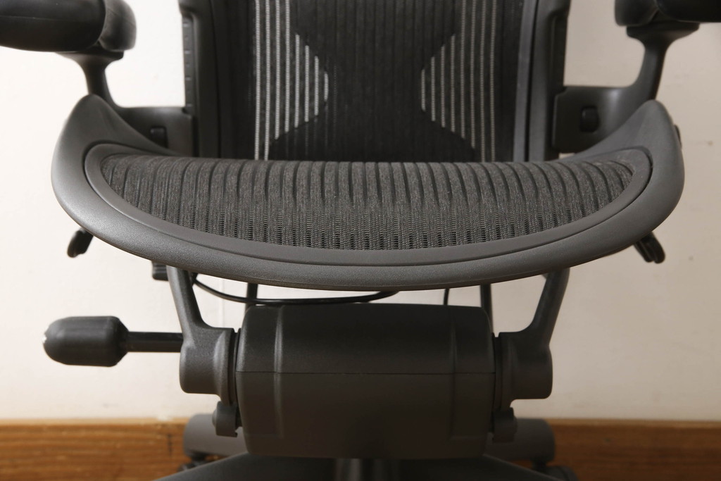 中古　美品　Hermanmiller(ハーマンミラー社)　Aサイズ　座り心地を追求したアーロンチェア(ポスチャーフィット、オフィスチェア、アームチェア、ワークチェア)(R-064011)