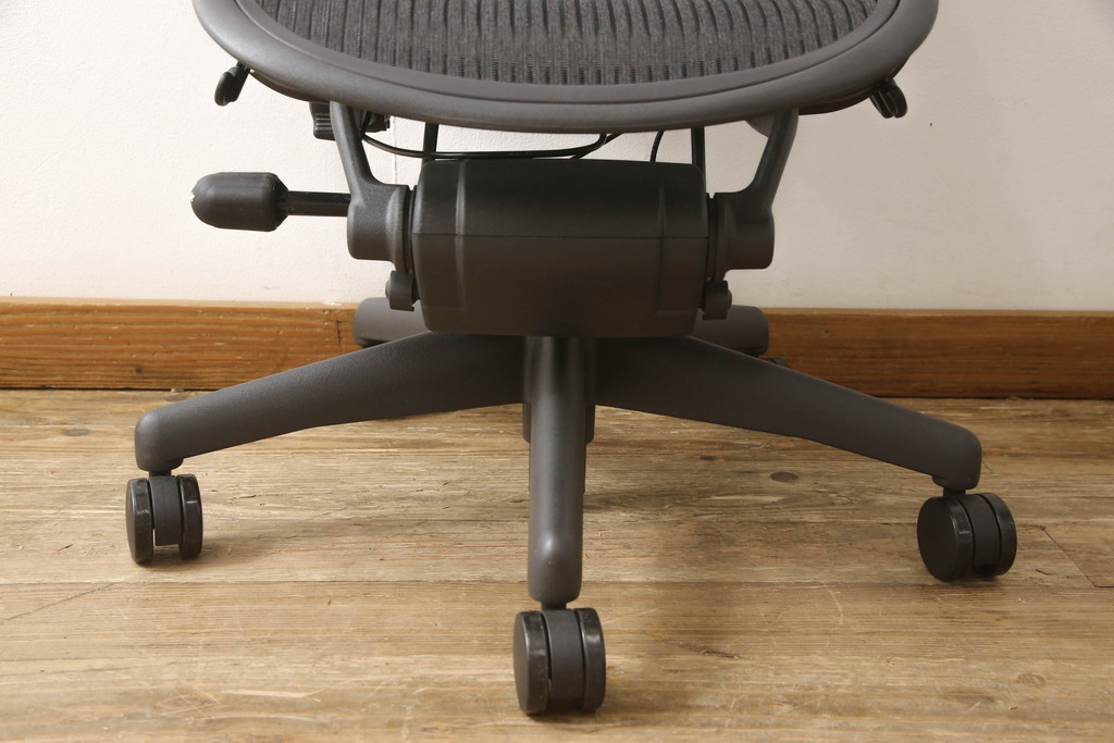 中古　美品　Hermanmiller(ハーマンミラー社)　Aサイズ　座り心地を追求したアーロンチェア(ポスチャーフィット、オフィスチェア、アームチェア、ワークチェア)(R-064011)