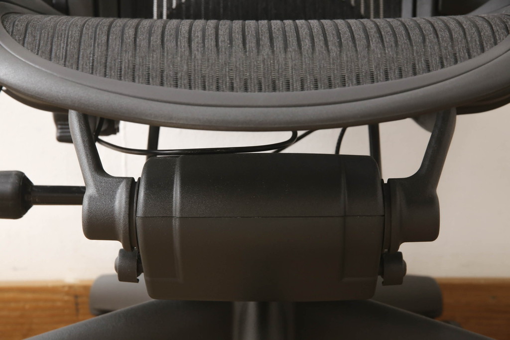 中古　美品　Hermanmiller(ハーマンミラー社)　Aサイズ　座り心地を追求したアーロンチェア(ポスチャーフィット、オフィスチェア、アームチェア、ワークチェア)(R-064011)