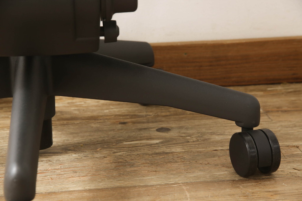 中古　美品　Hermanmiller(ハーマンミラー社)　Aサイズ　座り心地を追求したアーロンチェア(ポスチャーフィット、オフィスチェア、アームチェア、ワークチェア)(R-064011)