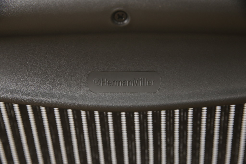 中古　美品　Hermanmiller(ハーマンミラー社)　Aサイズ　座り心地を追求したアーロンチェア(ポスチャーフィット、オフィスチェア、アームチェア、ワークチェア)(R-064011)