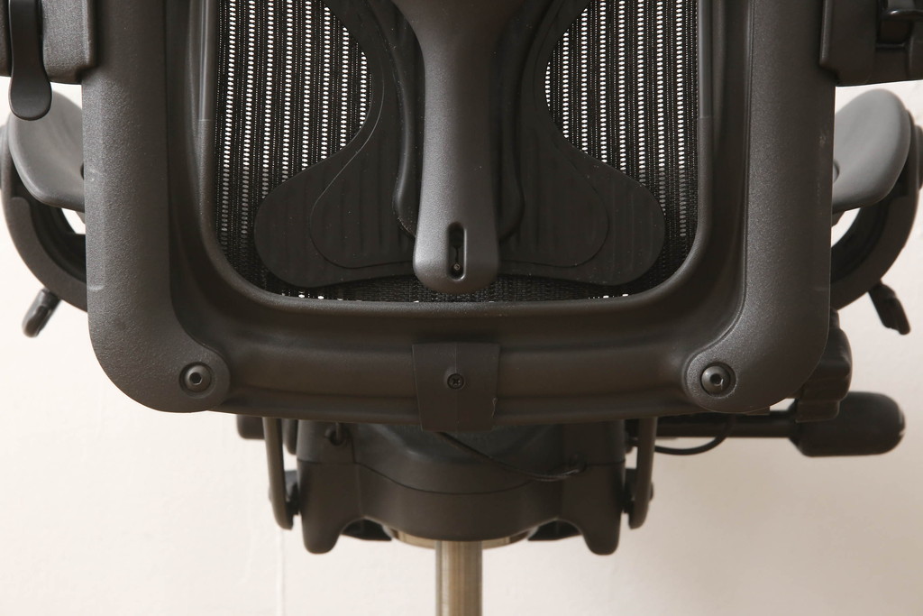 中古　美品　Hermanmiller(ハーマンミラー社)　Aサイズ　座り心地を追求したアーロンチェア(ポスチャーフィット、オフィスチェア、アームチェア、ワークチェア)(R-064011)