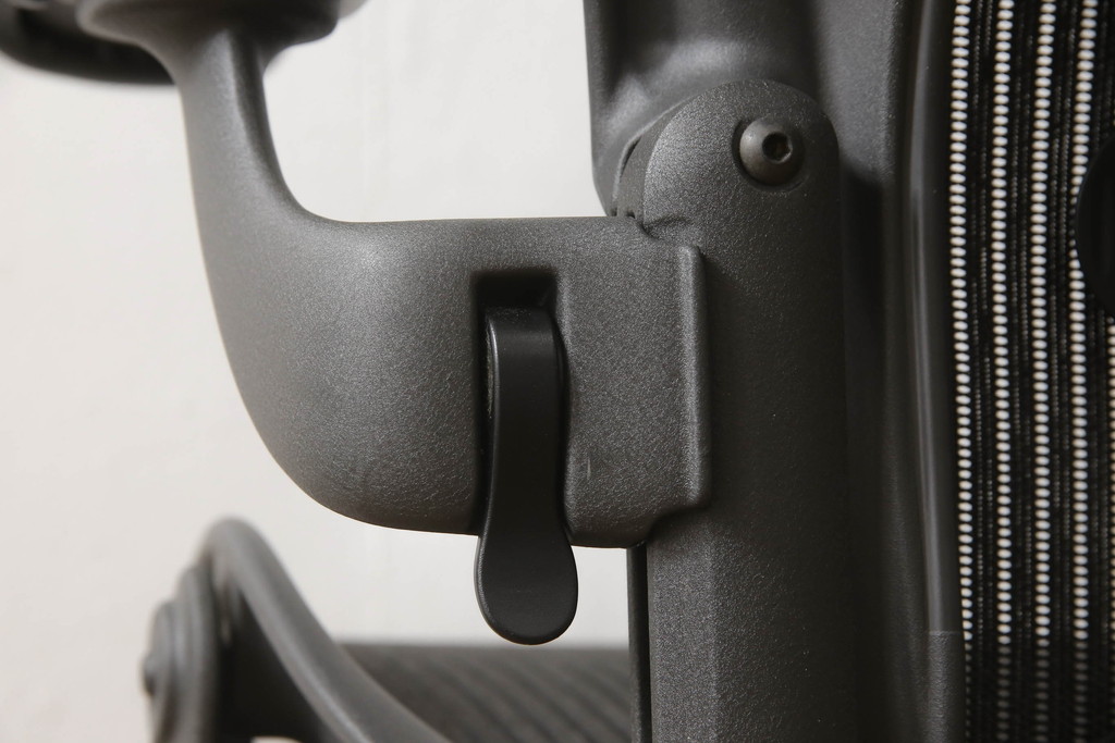 中古　美品　Hermanmiller(ハーマンミラー社)　Aサイズ　座り心地を追求したアーロンチェア(ポスチャーフィット、オフィスチェア、アームチェア、ワークチェア)(R-064011)
