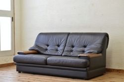 中古　カリモク製2人掛け本革ソファ