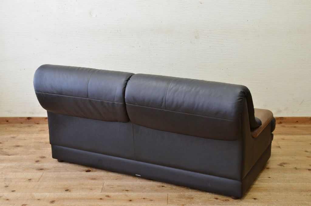 中古　カリモク製2人掛け本革ソファ