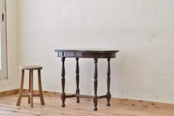 アンティーク家具　1940年頃イギリス製ラウンドサイドテーブル