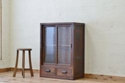 アンティーク家具　古い木の引き出し付きモールガラス収納棚　