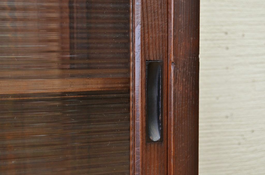 アンティーク家具　古い木の引き出し付きモールガラス収納棚　