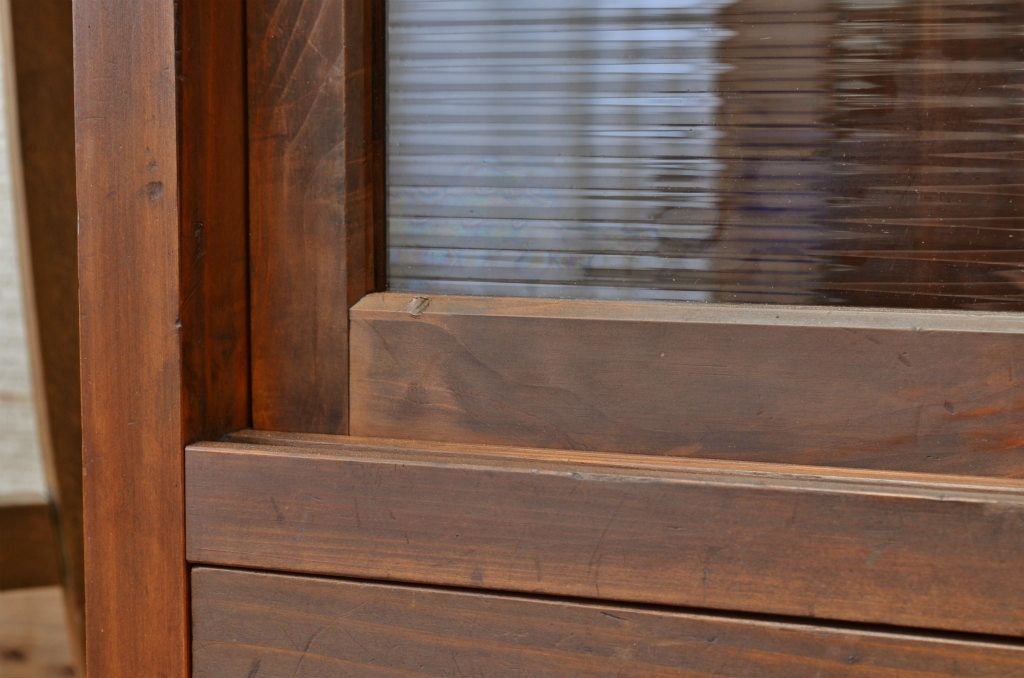 アンティーク家具　古い木の引き出し付きモールガラス収納棚　