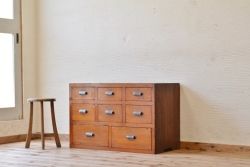 アンティーク家具　シンプルなアンティーク8杯引き出し(アンティーク)