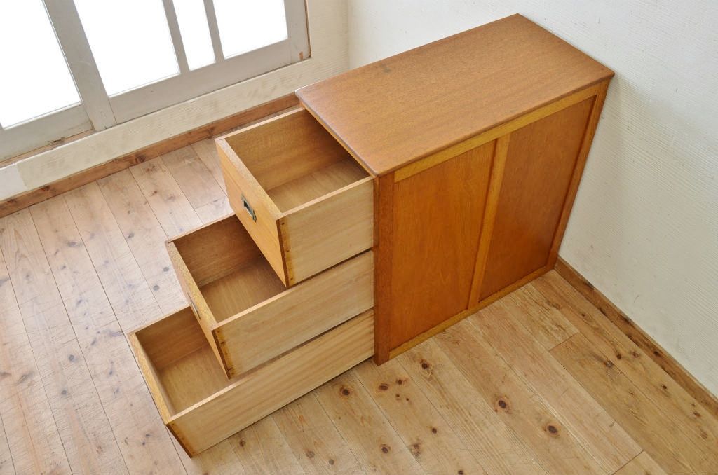 アンティーク家具　収納力抜群!アンティーク3杯引き出し(サイドテーブル)