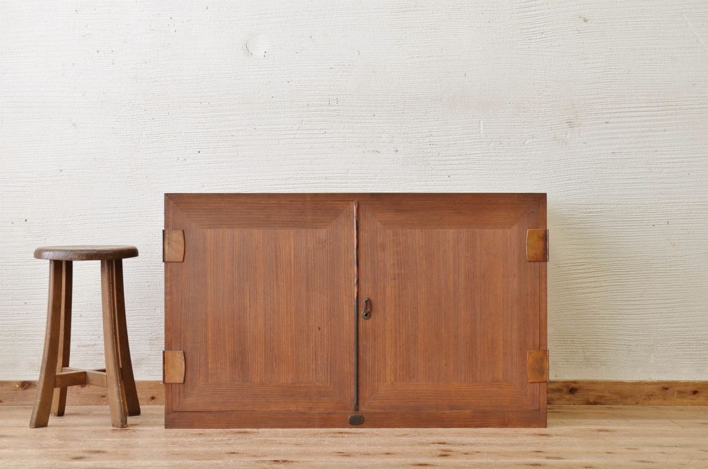 アンティーク家具　古い木のシンプルな観音開き時代箪笥ローボード