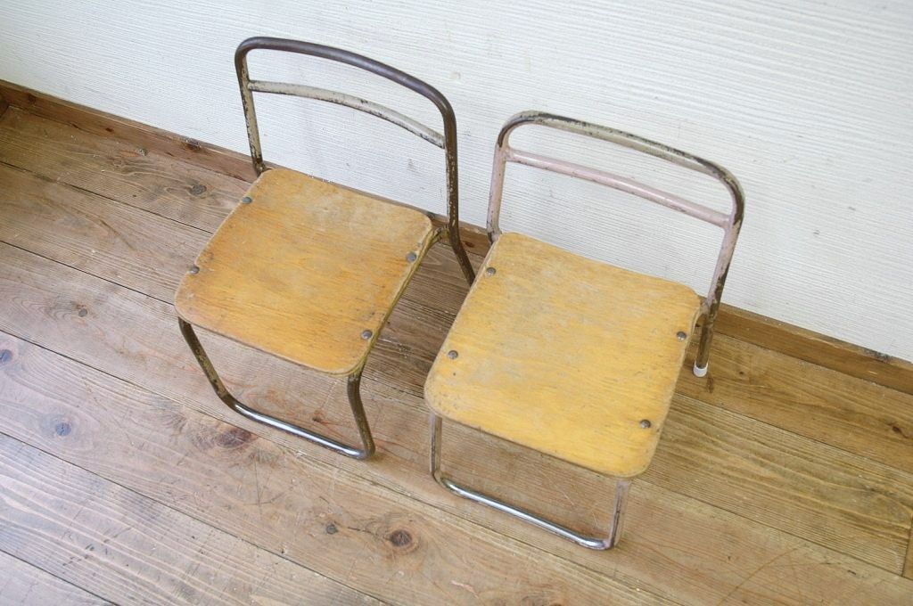アンティーク家具　可愛いデザイン!古い幼稚園の小さな椅子2脚セット2