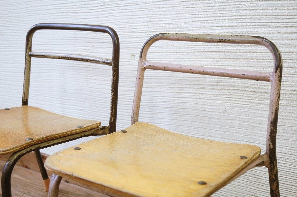 アンティーク家具　可愛いデザイン!古い幼稚園の小さな椅子2脚セット2