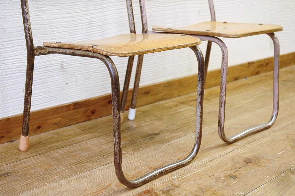 アンティーク家具　可愛いデザイン!古い幼稚園の小さな椅子2脚セット2