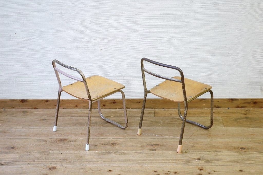 アンティーク家具　可愛いデザイン!古い幼稚園の小さな椅子2脚セット2