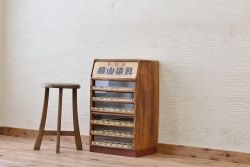 レトロ家具　古い洋品店のレトロな上蓋付き小引出し