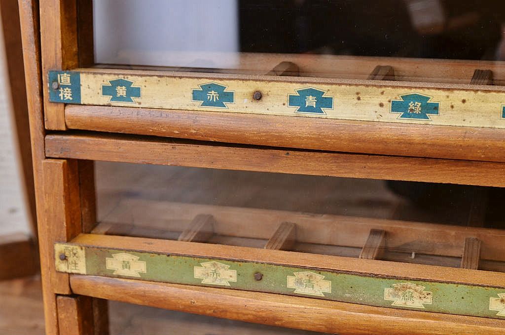 レトロ家具　古い洋品店のレトロな上蓋付き小引出し
