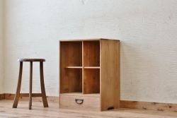 アンティーク家具　古い木味のマス目棚(飾り棚)